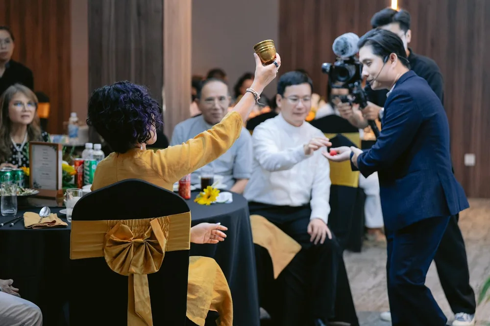 Randy Huỳnh biểu diễn ảo thuật cận cảnh với bộ bài tại tiệc cưới ở Đà Nẵng