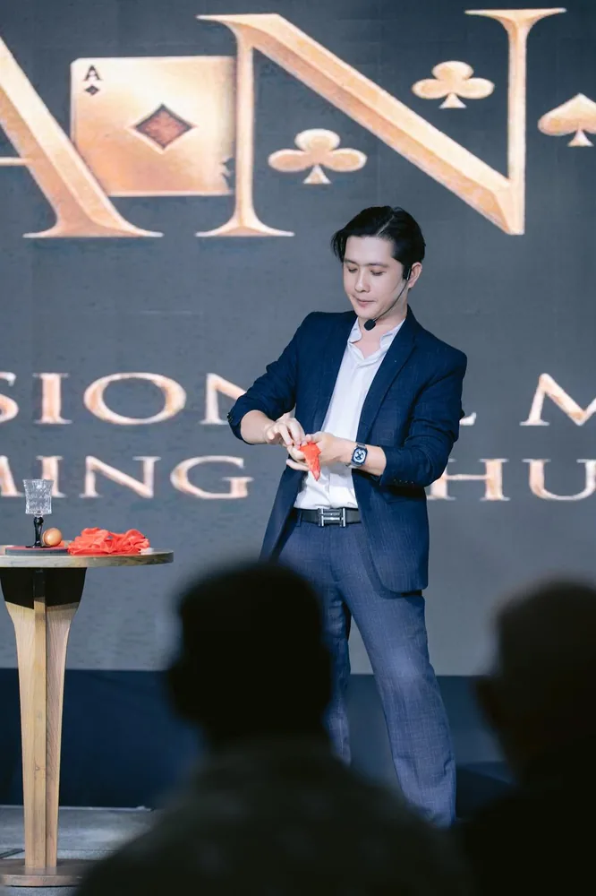 Khoảnh khắc khán giả kinh ngạc trong màn ảo thuật cận cảnh