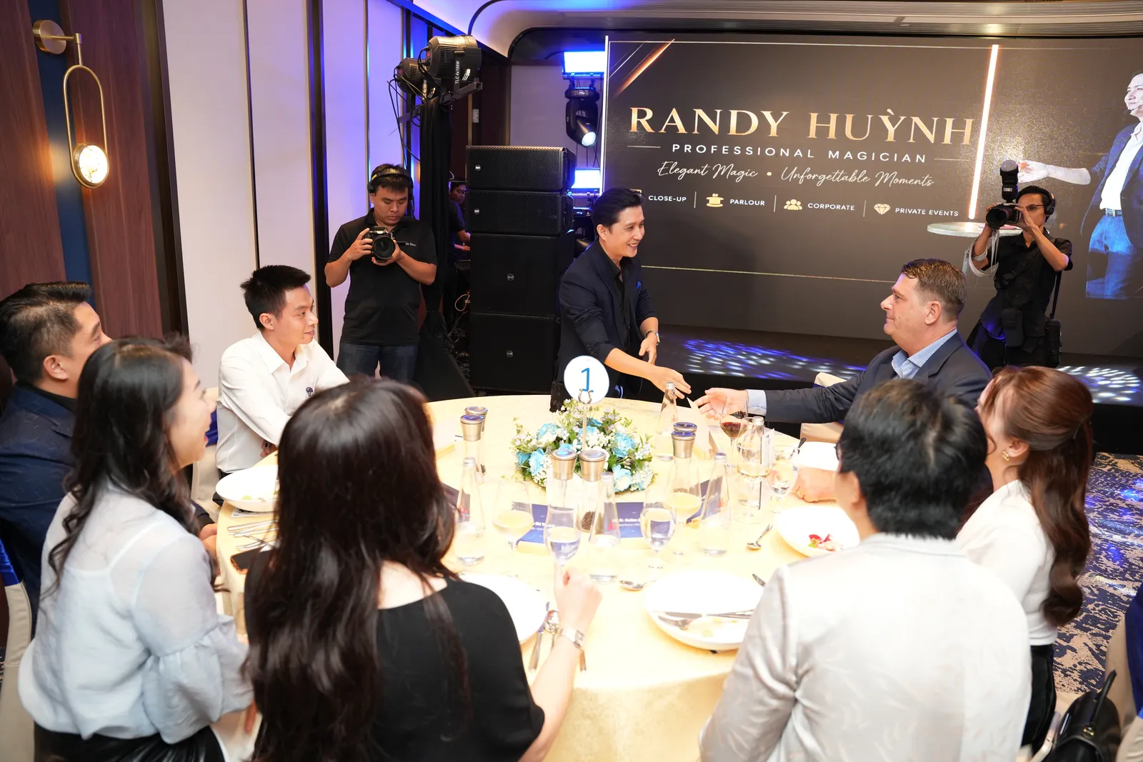 Randy Huỳnh biểu diễn ảo thuật cận cảnh với bộ bài trước khách mời tại sự kiện doanh nghiệp