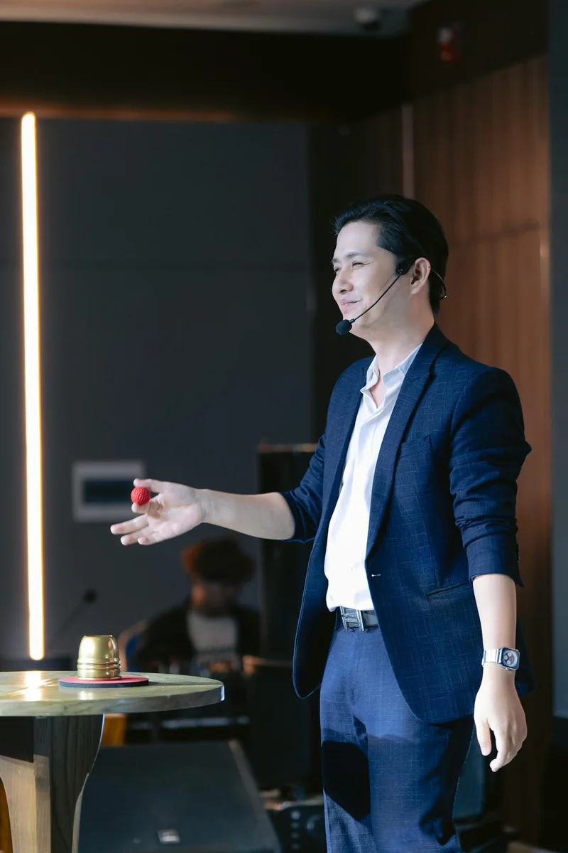Randy Huỳnh biểu diễn ảo thuật cận cảnh tại một sự kiện ở Đà Nẵng